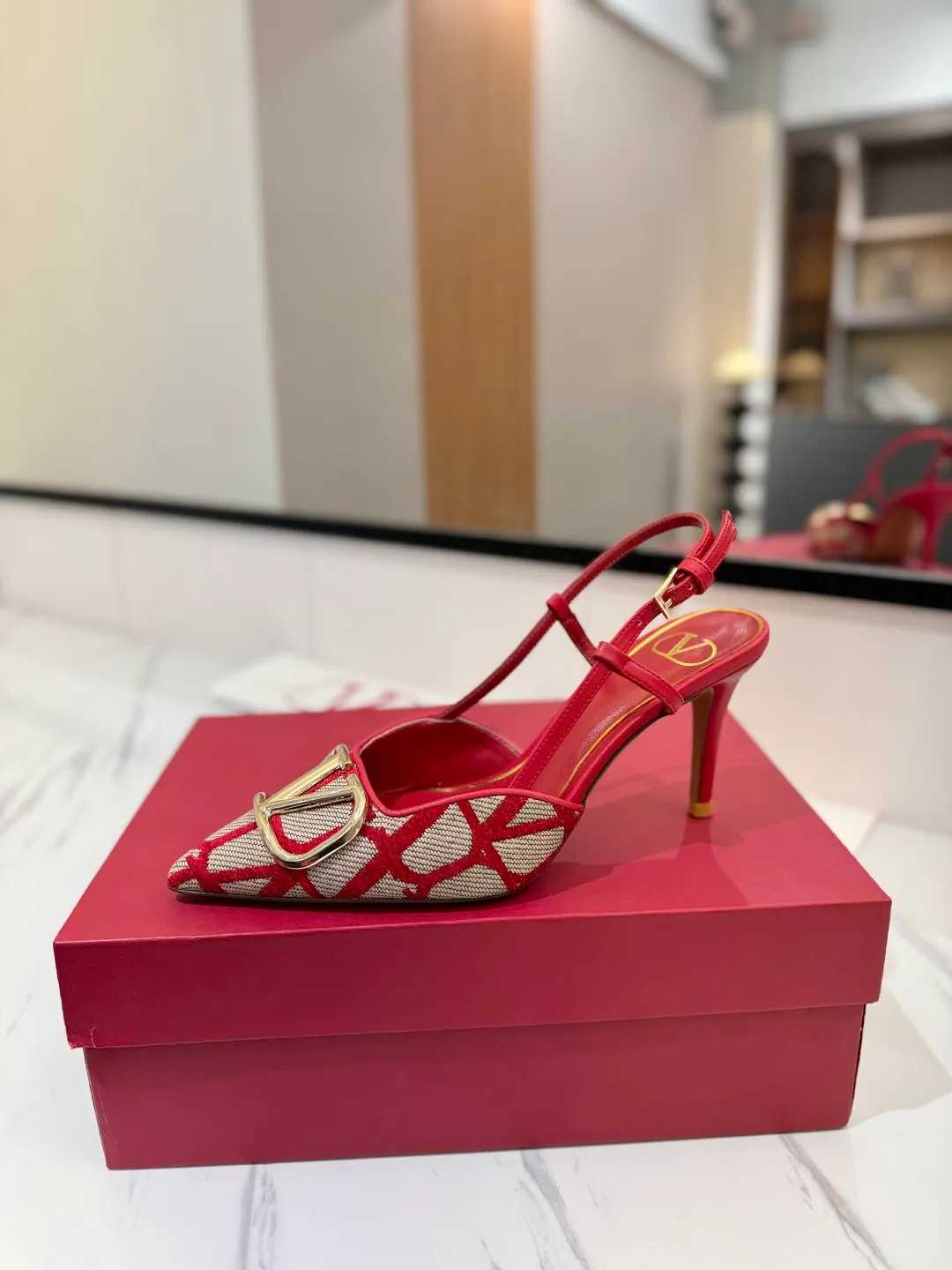 💕💕Factory direct selling price p520💕💕 Valentino VALENTINO's latest Valentino GaravaniV logo sling-back high heels with VLogo Signature decoration - Platinum tone VLogoSignature decoration ♡Elegant style, creating a different feeling! ♡It is an indispensable shoe in your shoe cabinet! ♡Simple temperament style, the highest version on the market♡ ◆ Material: Woolen cloth material◆ ◆ Lining and feet: imported goatskin◆ ◆ Outsole: Italian genuine leather outsole ◆ ◆ Heel height: ❽𝙘𝙢 ◆ ♡ show bdetails ♡ ———————————— ◢size. |35-39 (34.40 41 42 customized)◣